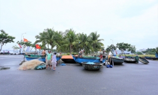 Cảnh người dân Đà Nẵng đội mưa chống bão số 5 sau Covid-19