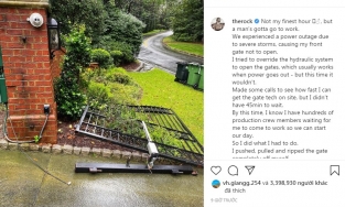 The Rock dùng tay bẻ cổng nhà vì muộn giờ làm