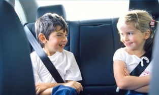 Đề xuất cấm trẻ dưới 12 tuổi ngồi ghế trước ô tô