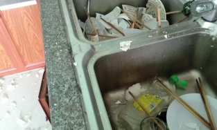 Vợ nhờ rửa bát, chồng dùng búa đập vỡ hết bát đĩa