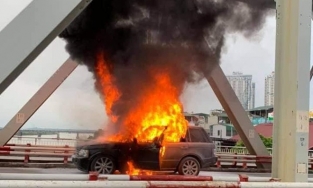 Hà Nội: Xe Range Rover bốc cháy trên cầu Chương Dương