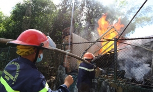 Quảng Nam: Nhà xưởng hải sản bốc cháy dữ dội trong lúc sửa chữa