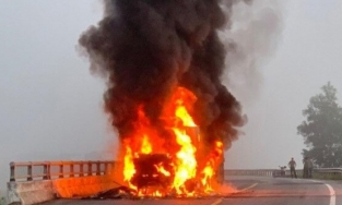 Xe container bất ngờ bốc cháy biến dạng trên quốc lộ 1