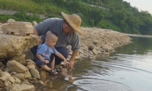 Làm đồ chơi cho cháu, người ông trở thành hot Youtuber