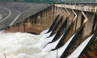 Thủy điện Hòa Bình xả lũ, nhiều người dân đến xem dù đã có biển cảnh báo