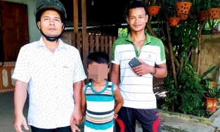 Quảng Nam: Cháu bé đi bộ một mình 7km tìm mẹ, vừa đi vừa khóc không ngừng