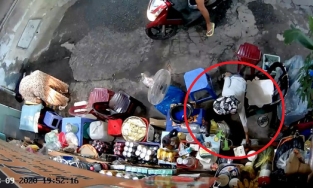 Bé trai lấy tiền bà cụ bán nước bị mẹ đẻ bỏ rơi, sống với bác dâu