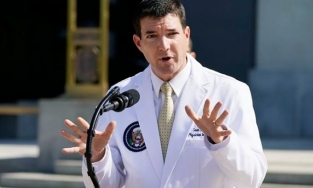 Bác sĩ Nhà Trắng thừa nhận giấu tin tổng thống Donald Trump thở oxy