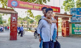 Nam sinh 10 năm cõng bạn đến trường thiếu 0,25 điểm để vào Đại học Y Hà Nội