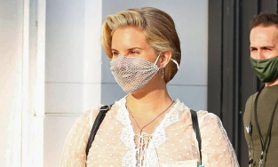 Ca sĩ Lana Del Rey bị chỉ trích vì đeo khẩu trang lưới