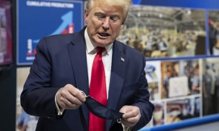 Donald Trump bị lây Covid-19 từ ai?