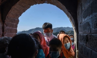 Dòng người đông nghịt đến Vạn Lý Trường Thành vào dịp nghỉ lễ