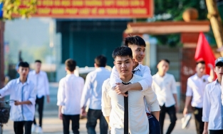 Nam sinh 10 năm cõng bạn đi học đăng status gây chú ý