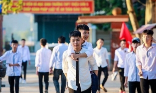 Nam sinh 10 năm cõng bạn đi học không mong đặc cách vào Đại học Y Hà Nội