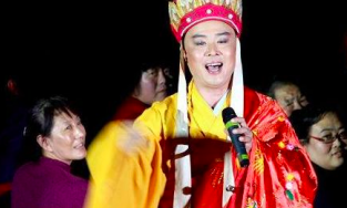 'Đường Tăng' Từ Thiếu Hoa mặc áo cà sa đi hát hội chợ mưu sinh ở tuổi 62