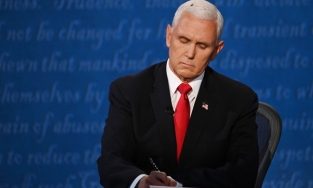 Con ruồi đậu trên tóc Phó Tổng thống Mike Pence suốt 2 phút