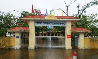 Lũ miền Trung chạm mức lịch sử, hàng loạt tỉnh thành cho học sinh nghỉ học