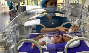 Quảng Ninh: Bé trai mắc chứng da vảy cá toàn thân có cơ hội điều trị