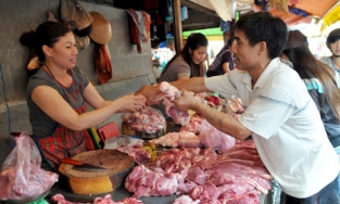 Giá lợn hơi giảm thấp nhất gần 1 năm qua