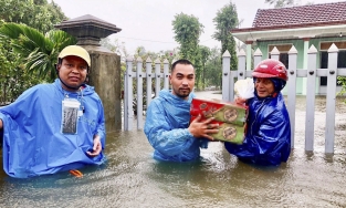 Chàng trai mua 5000 thùng mì, tự lái xe tải tới miền Trung cứu trợ