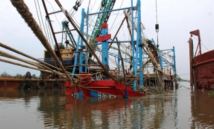 Quảng Nam: Tìm thấy thi thể hai bố con trong tàu chìm