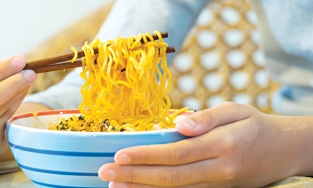 Ăn mì tôm như thế nào để không gây hại cho sức khỏe?