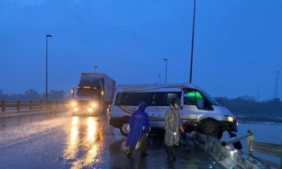 Quảng Ngãi: Xe khách chênh vênh trên thành cầu sau tai nạn