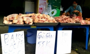 TP.HCM: Thịt heo đông lạnh 'siêu rẻ' được bán ở lề đường