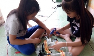 TP.HCM: Cứu khó cho bà con vùng lũ nhờ áo phao 0 đồng của 3 học sinh lớp 5