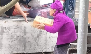 Cụ bà 93 tuổi bê thùng mì đi quyên góp khi thấy xe chở hàng vào miền Trung