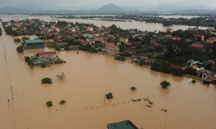 Đại học Thương mại hỗ trợ 10 triệu đồng cho mỗi sinh viên có quê ở vùng lũ
