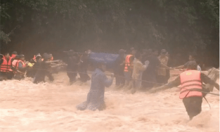 Băng rừng vượt lũ để đưa thi thể Đại úy hy sinh khi đi cứu trợ người dân