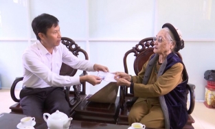 Bắc Ninh: Cụ bà 88 tuổi đập heo đất ủng hộ miền Trung 5 triệu đồng