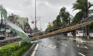 Bão số 9 đánh sập cổng chào bằng thép tại thành phố Quảng Ngãi