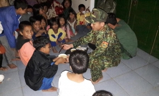 Người dân Pa Ling Quảng Trị chen chúc ở đồn biên phòng vì bão thổi bay nhà