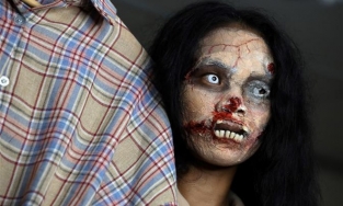 Cô gái Thái Lan livestream bán quần áo của người chết