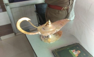 Chi 7 tỷ đồng mua đèn thần Aladdin, không thấy thần hiện nên báo công an