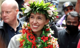 Thủ tướng New Zealand bổ nhiệm cấp phó đồng tính và nữ ngoại trưởng xăm mặt