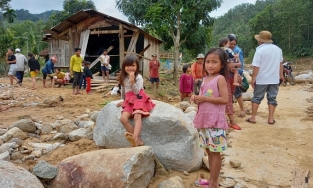 2 cán bộ xã giúp 40 người dân thoát sạt lở đất ở Quảng Ngãi trong tích tắc