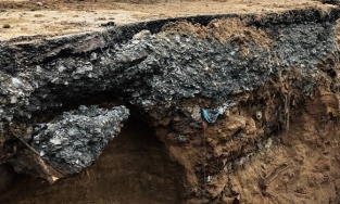 Mặt đường ở TP.HCM bị sụt hố lớn đủ nuốt chửng một chiếc xe tải