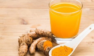 Người phụ nữ bị tắc ruột vì uống tinh bột nghệ pha mật ong