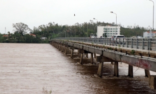 Quảng Ngãi: Cảnh cáo các nhà thầu để công nhân mắc kẹt giữa sông Trà Khúc