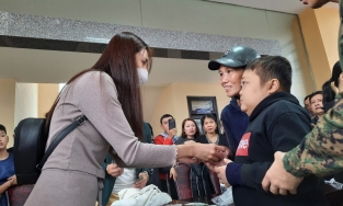 Thuỷ Tiên trở lại Hải Lăng, phát quà cả xã không cần tiêu chí ngập 1m