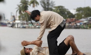 Vợ cầm gậy ba khúc vụt chồng tới tấp ngay tại bàn nhậu