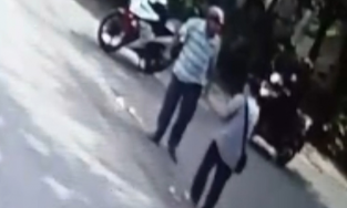 Lỡ lời mời khách mua vé số 2 lần, người bán vé dạo bị đánh giữa đường