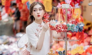 Giới trẻ 'sống ảo' với đồ chơi trung thu rực rỡ sắc màu trên phố Hàng Mã