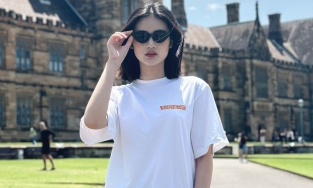 Hoa hậu Ý Nhi được khen mặc giản dị khi đi du học