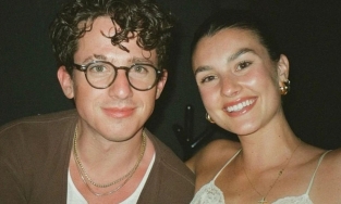 Charlie Puth tung ảnh cưới vị hôn thê thanh mai trúc mã, Katy Perry và cả triệu fan chúc mừng vội