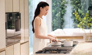 Sao Việt đầu tư đồ bếp: Hà Hồ có bộ máy hút mùi 400 triệu, Hà Tăng cũng chịu chi không kém