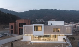 Gộp 2 thửa đất, cặp vợ chồng xây nhà rộng rãi như biệt phủ để 5 con thoải mái chạy chơi